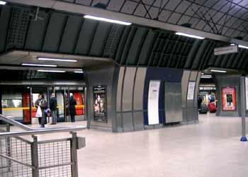 Jubilee line London Bridge station platform access circulating area.