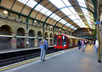 S7 Train Arrives At Notting Hill Gate station.