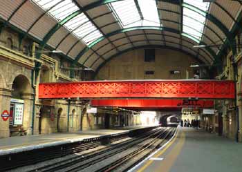 Platform at Paddington District Circle station.