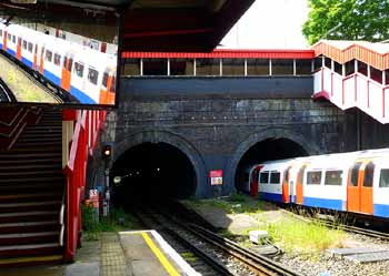 Single bore tunnels Kensal Green station