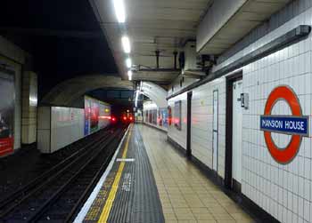 Westbound single track tunnel Mansion House station.