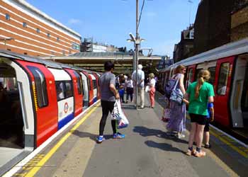 Cross Platform Interchange Finchley Road station.