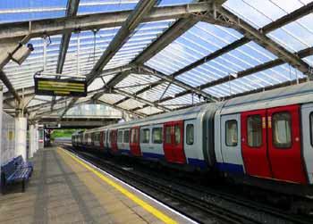 Metropolitan line subsurface train at Hillingdon station.