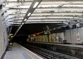 Shadwell station platforms.