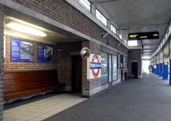 platform seat bay Ealing Common station.