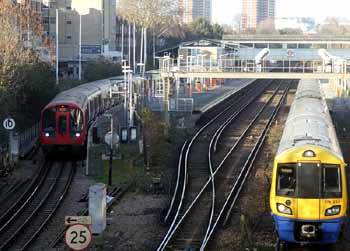 S7 Class 378 Kensington Olympia Station.