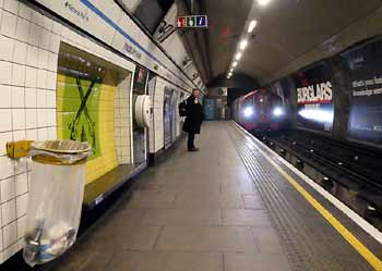 Finsbury Park station Victoria line platform.