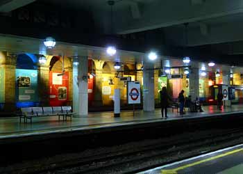 Gloucester Road (subsurface) station platform.
