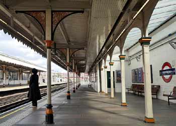 Leyton station platforms.