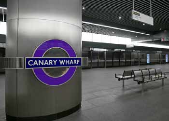 Elizabeth line Canary Wharf station platform.