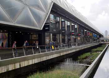 Elizabeth line Canary Wharf station circulating area.