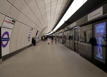 Elizabeth line Tottenham Court Road curved platform.