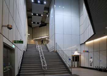 Elizabeth line interchange stairway inclined lift Liverpool St - Moorgate.