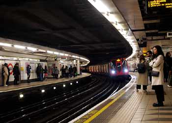 curved platforms at Monument Underground station