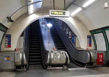Clapham North escalators bottom circulating area.