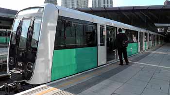 B23 DLR train Stratford platform 17